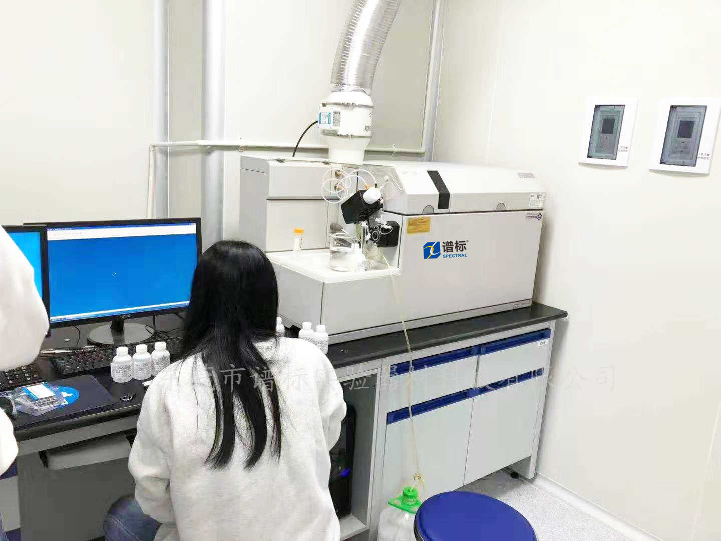 工程师在汕头为客户安装调试完毕质谱仪二手ICPMS 7500CE