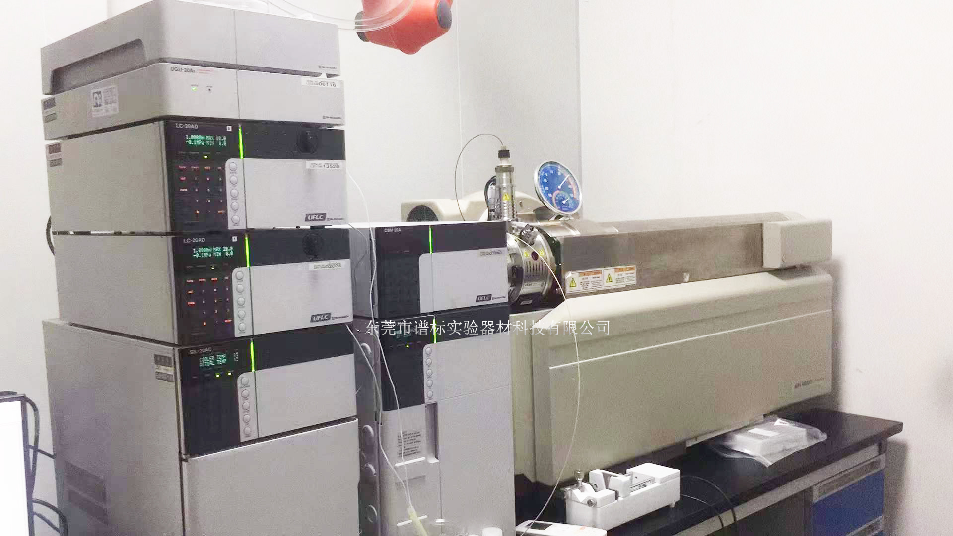 液质联用仪,X荧光光谱仪于7月18日在广州某化妆品检测安装调试